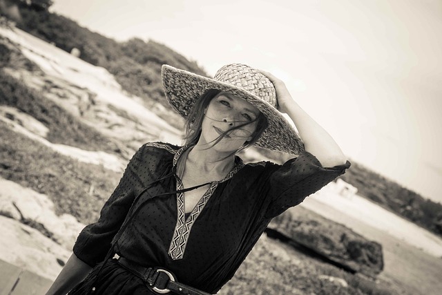 woman-with-straw-hat-2685292_640