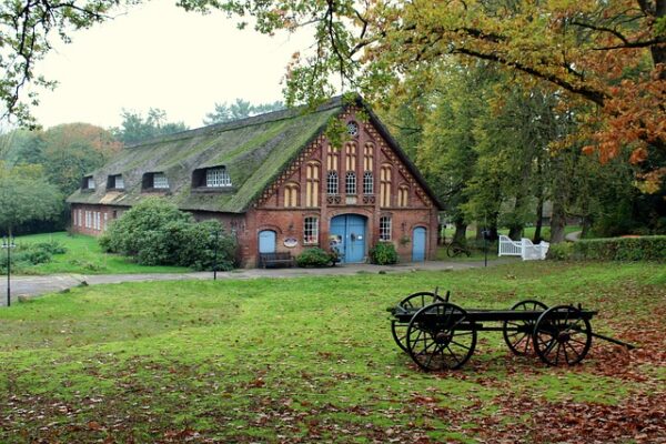 farmhouse-2853047_640